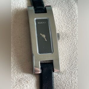 GUCCI 3900 Series Watch with original leather band and new battery